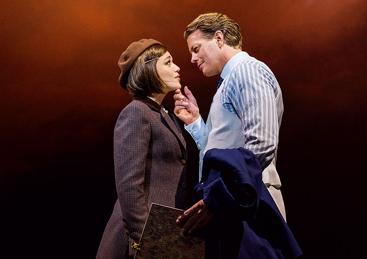 Nienke Latten (Ich), Mark Seibert (Maxim De Winter) ©Foto: VBW Deen van Meer